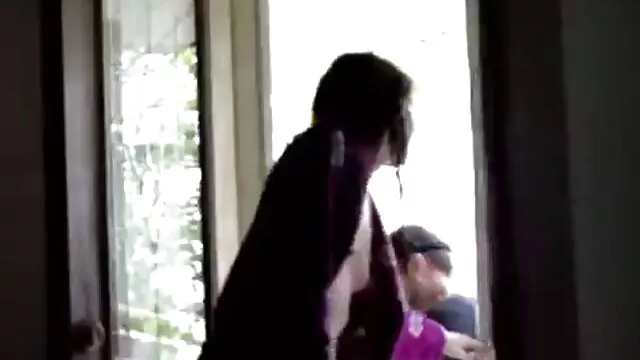 Nóng khiêu dâm, không giấy đăng ký  Một người đàn ông pim xex nhat béo với một dương vật nhỏ bán một người phụ nữ trên ban công trong một câu chuyện năm tòa nhà trong thành phố của Ukraine