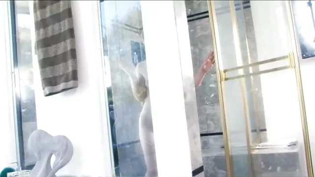 Nóng khiêu dâm, không giấy đăng ký  Người phụ nữ của bồ công anh ngồi với một màu xám âm xex moi nhat đạo của người đàn ông trẻ ngụm và bắt đầu để hút một chi thò ra thông qua cô ấy bay.