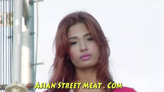 Nóng khiêu dâm, không giấy đăng ký  Một uzbekistan với đôi chân xex nhật không che dài và âm hộ nằm trên một uzbekistan thảm và với một người chăn