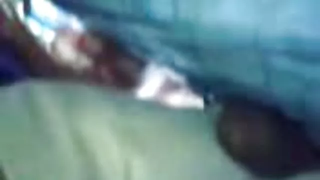 Nóng khiêu dâm, không giấy đăng ký  Sáu người phim xex nhat bản lính đang quỳ để một người phụ nữ Hồi giáo trong một vòng tròn của một ngôi làng gần đó