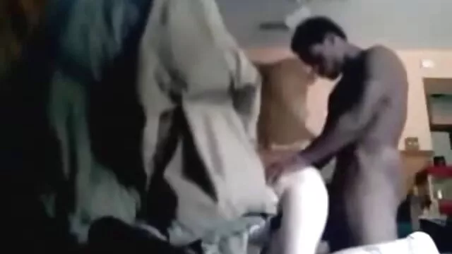 Nóng khiêu dâm, không giấy đăng ký  Một hồng hoa nhô ra từ đôi môi, thò ra xex hay nhat với một nét cap gần lông mu.